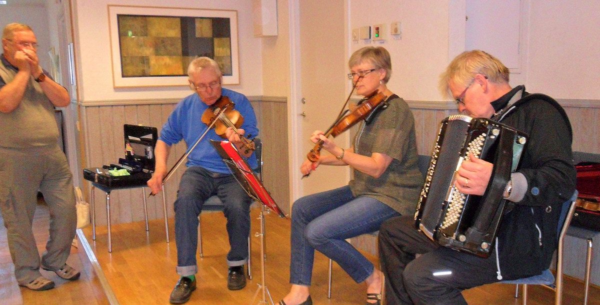 Falkringen dansar folkdans i Hebergs Bygdegård