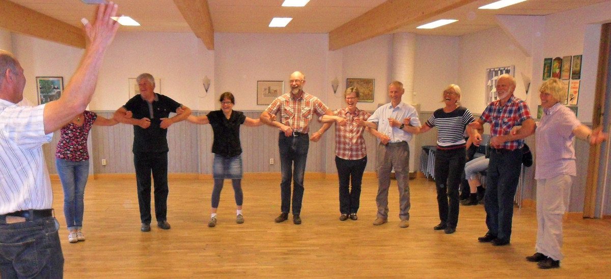 Dansare i par under dansträning i Hebergs bygdegård