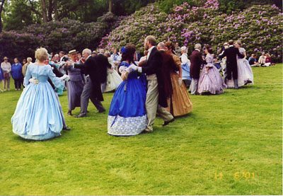 Herrskapsdans på Hjuleberg i samband med rododendronvisningen
