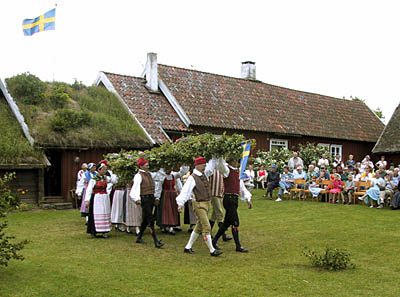 Midsommarfirande med dans kring stången på Larsagården