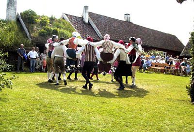 Publik och dansare vid midsommarfirandet på Larsagården