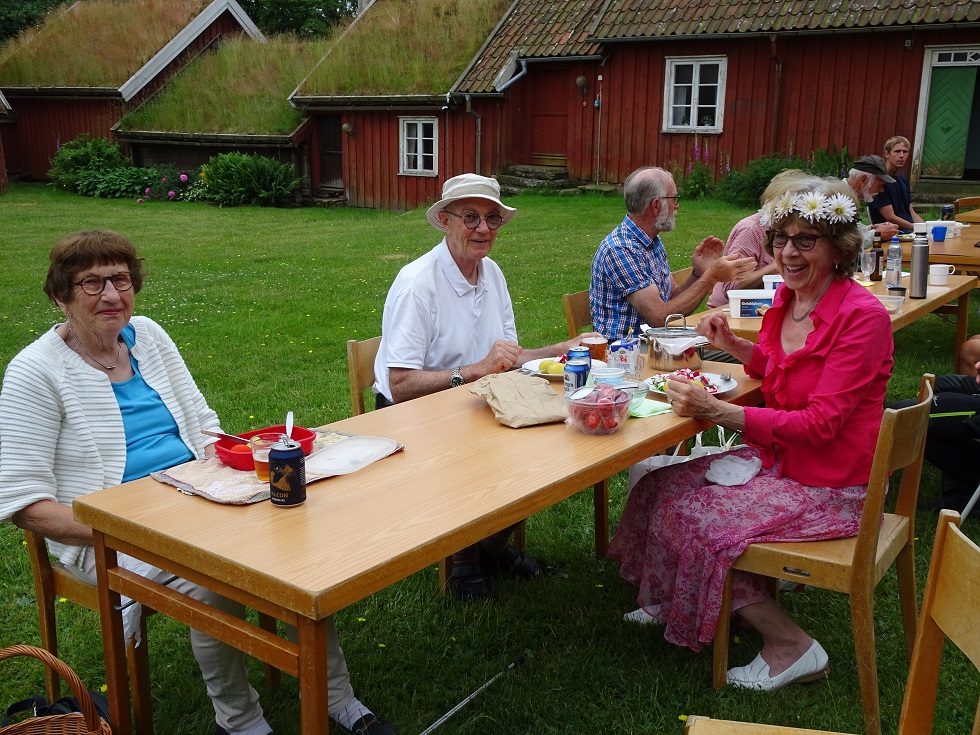 Medlemmar på avstånd under midsommarfirandet 2020