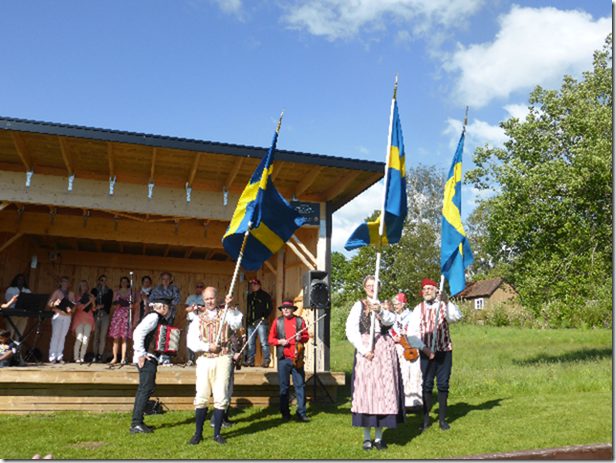 Falkringen dansar vid nationaldagsfirandet i Vessigebro