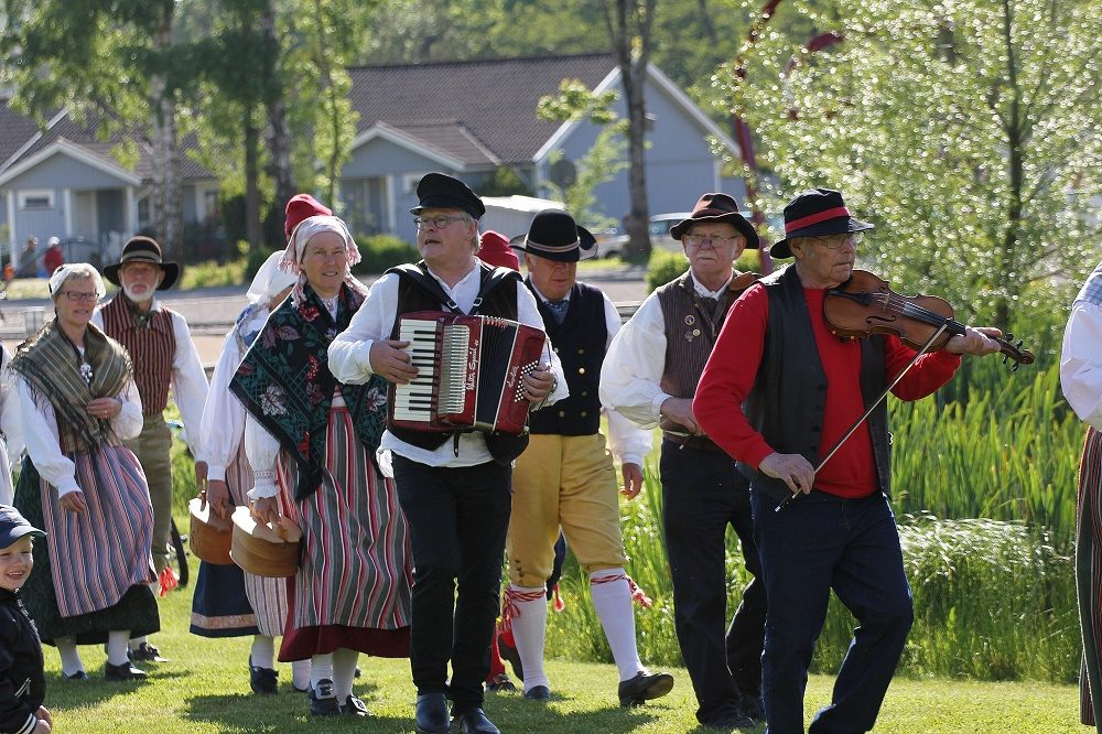 Dansare i folkdräkt under nationaldagsfirandet i Vessigebro